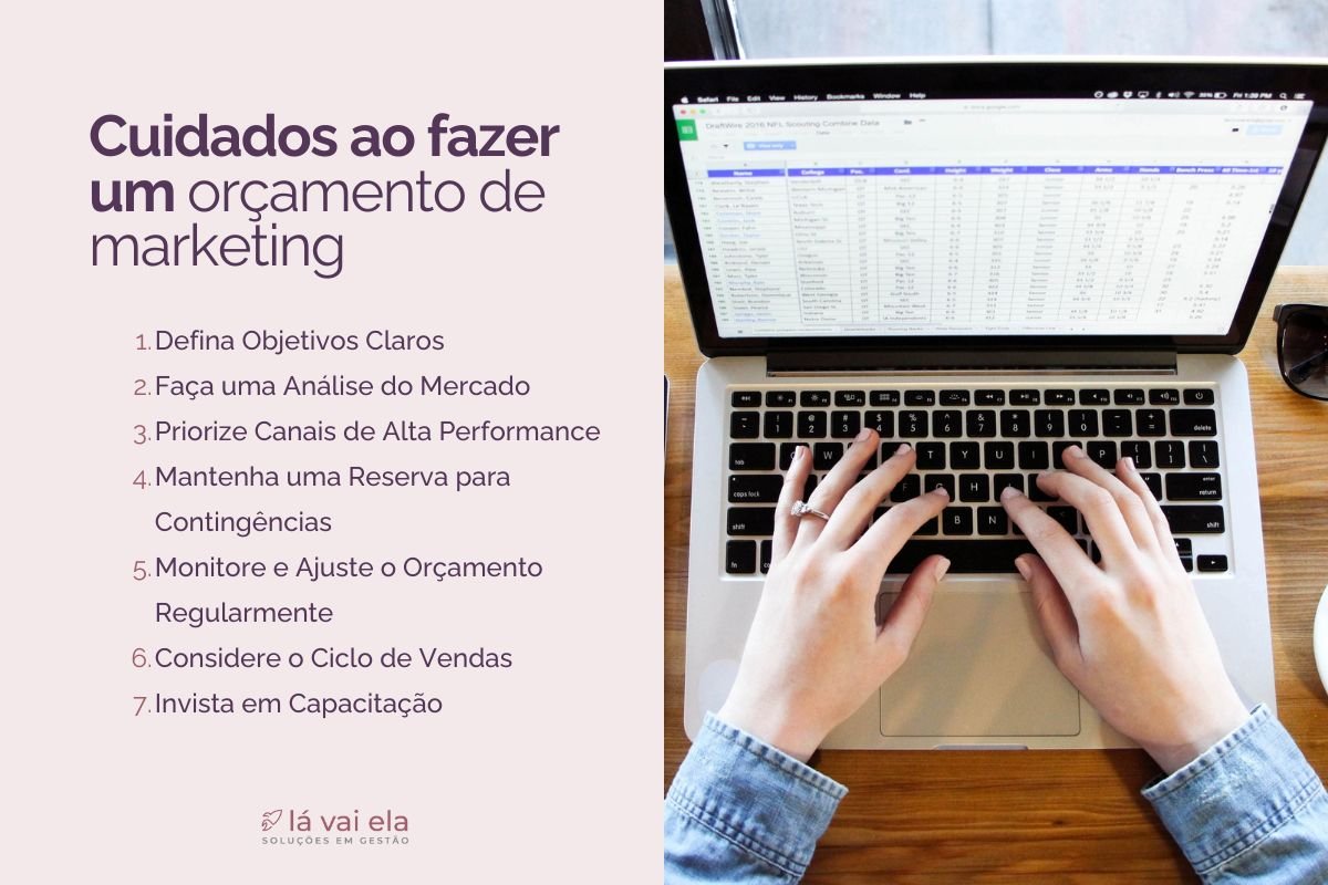 trabalhando em uma planilha de orçamento. Texto na imagem “7 Cuidados ao fazer um Orçamento de Marketing: Defina objetivos claros e mensuráveis. Estude os concorrentes e suas estratégias. Tenha uma reserva financeira. Considere o ciclo de vendas para investir mais quando ele estiver em alta. Monitore﻿ e analise os resultados. Ajuste o orçamento. Invista no que está dando certo.