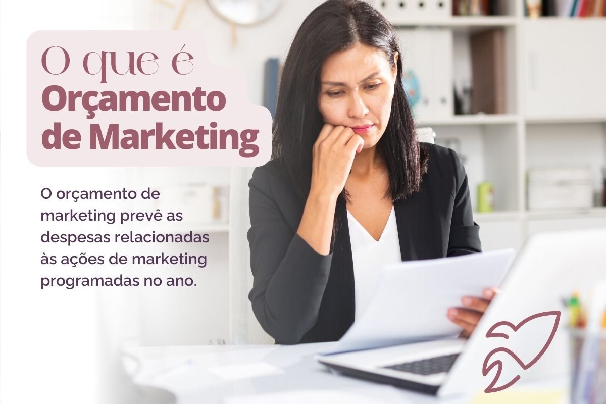 Pessoa olhando um quadro com um planejamento anual. Texto na imagem “O que é orçamento de marketing: O orçamento de marketing prevê as despesas relacionadas às ações de marketing programadas no ano.” Lá Vai Ela -consultoria de marketing Porto Alegre, Rio Grande do Sul.